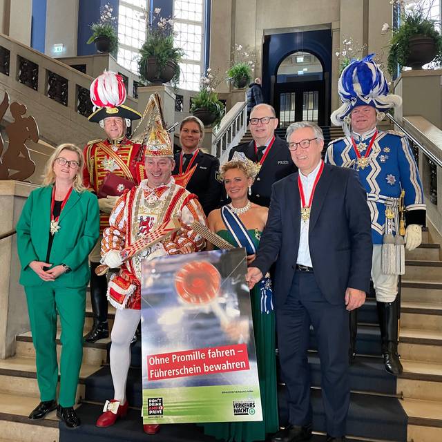 Das Düsseldorfer Prinzenpaar (Andreas & Evelyn) präsentiert gemeinsam mit dem Vorsitzenden der Düsseldorfer Verkehrswacht (Andreas Hartnigk, vorne rechts) und Polizeipräsidentin Miriam Brauns (vorne links) die Aktion "Ohne Promille fahren - Führerschein bewahren"