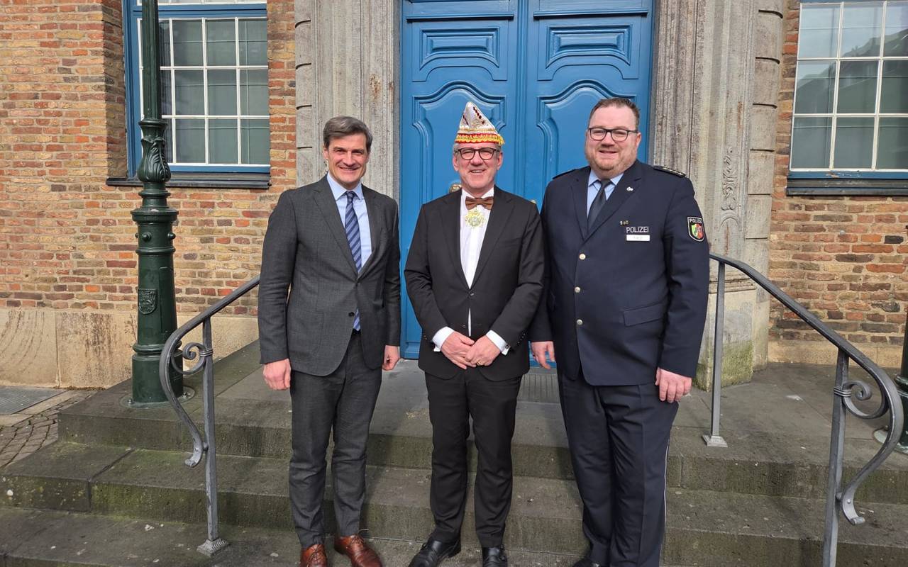 Ordnungsdezernent Christian Zaum, CC-Präsident Lothar Hörning und Thorsten Fleiß von der Düsseldorfer Polizei stehen vor dem Rathaus in Düsseldorf.