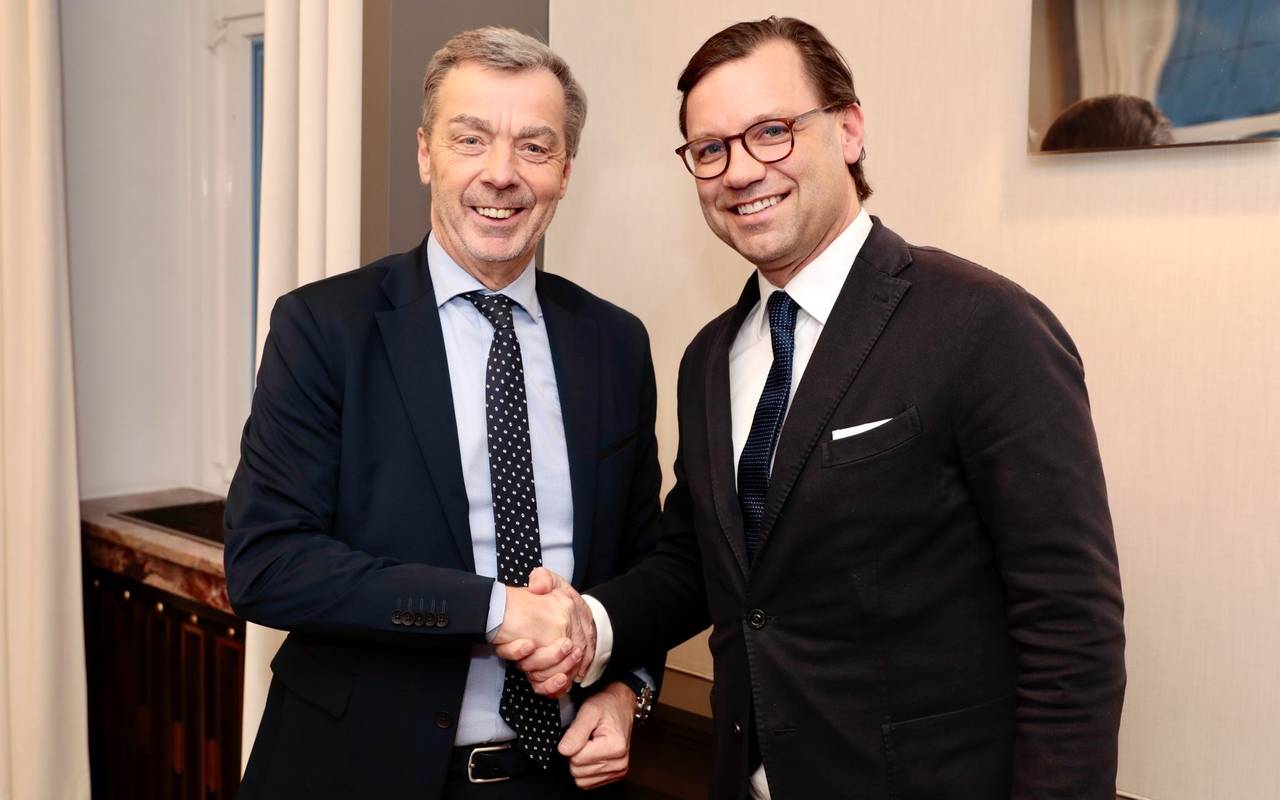 Michael Grütering, Hauptgeschäftsführer der Unternehmerschaft Düsseldorf (links) gratuliert dem neuen Vorsitzenden Michael Jungwirth zur Wahl.