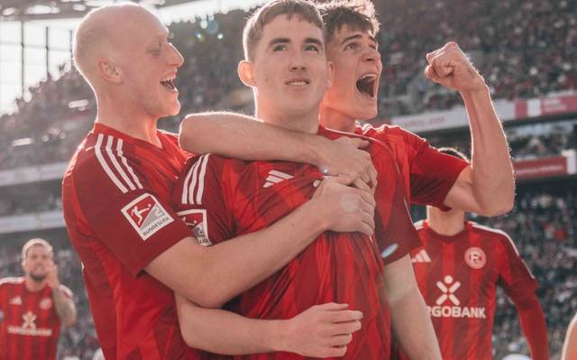 Fortuna-Spieler bejubeln den späten Ausgleich im Auswärtsspiel beim 1. FC Köln.