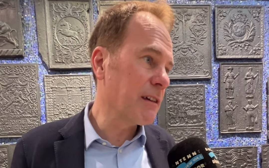 Oberbürgermeister Stephan Keller steht Antenen Düsseldorf im Rathaus Rede und Antwort.