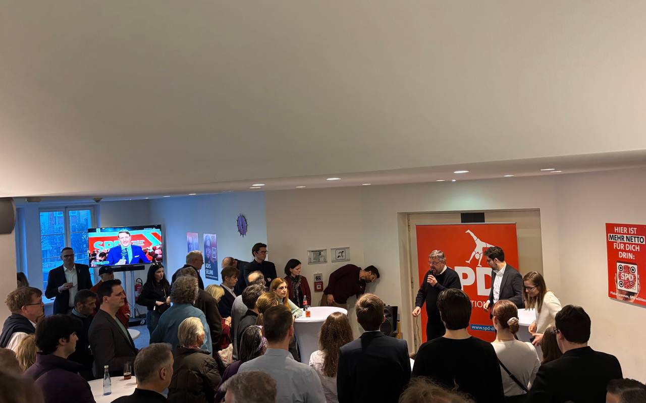 Politiker der SPD am Abend der Bundestagswahl im Rathaus.