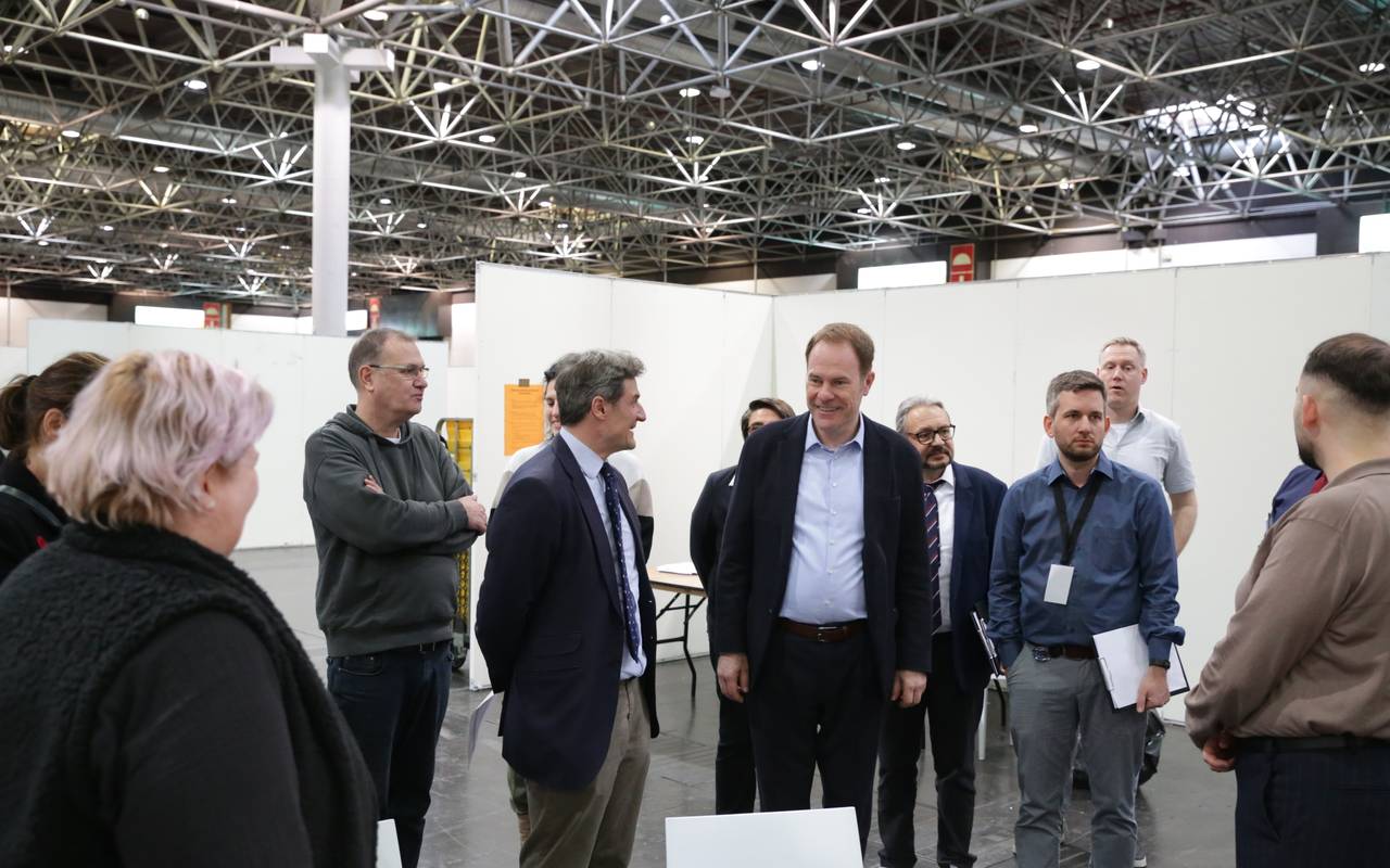 Oberbürgermeister Dr. Stephan Keller und Kreiswahlleiter Christian Zaum bedanken sich bei Wahlhelfern in der Messe.