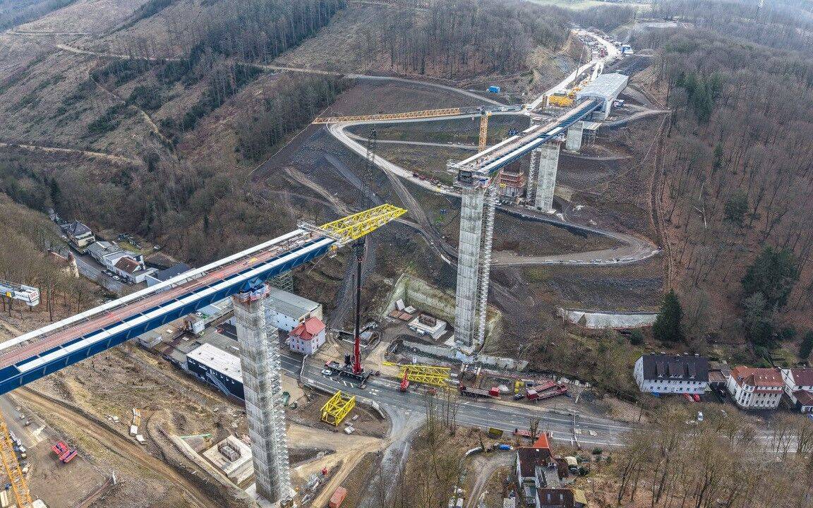 Der Bau der Talbrücke Rahmede ist auf dem Bild zu erkennen.