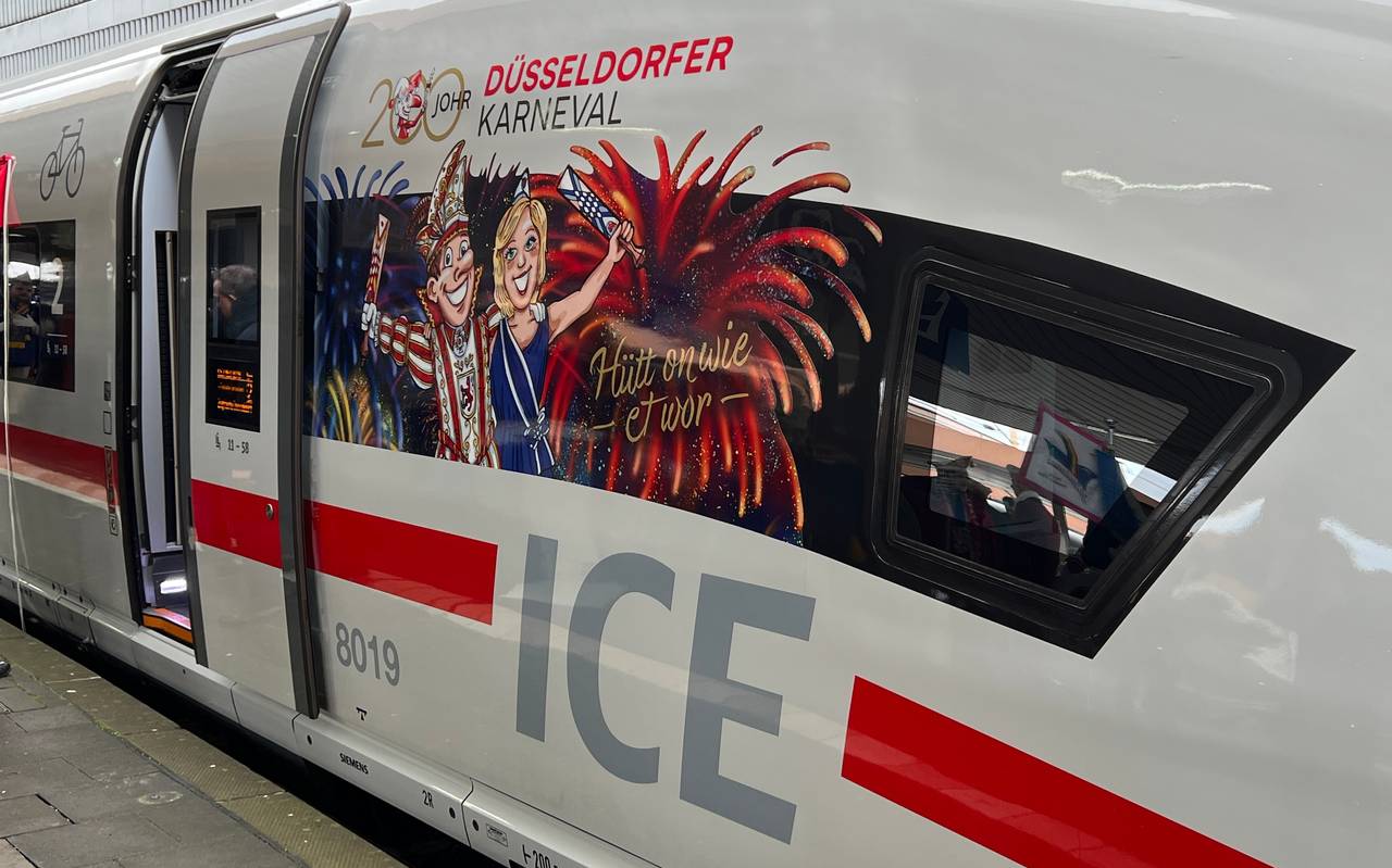 Der neue ICE mit dem Taufnamen "Düsseldorf" steht am Gleis 20 im Düsseldorfer Hauptbahnhof.