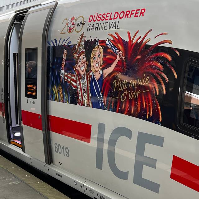 Der neue ICE mit dem Taufnamen "Düsseldorf" steht am Gleis 20 im Düsseldorfer Hauptbahnhof.