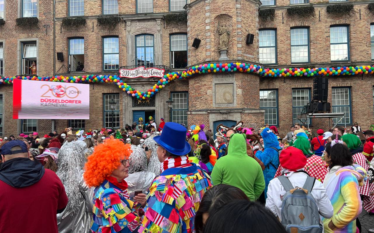 Viele verkleidete Jecken feiern gemeinsam den Start in den diesjährigen Straßenkarneval