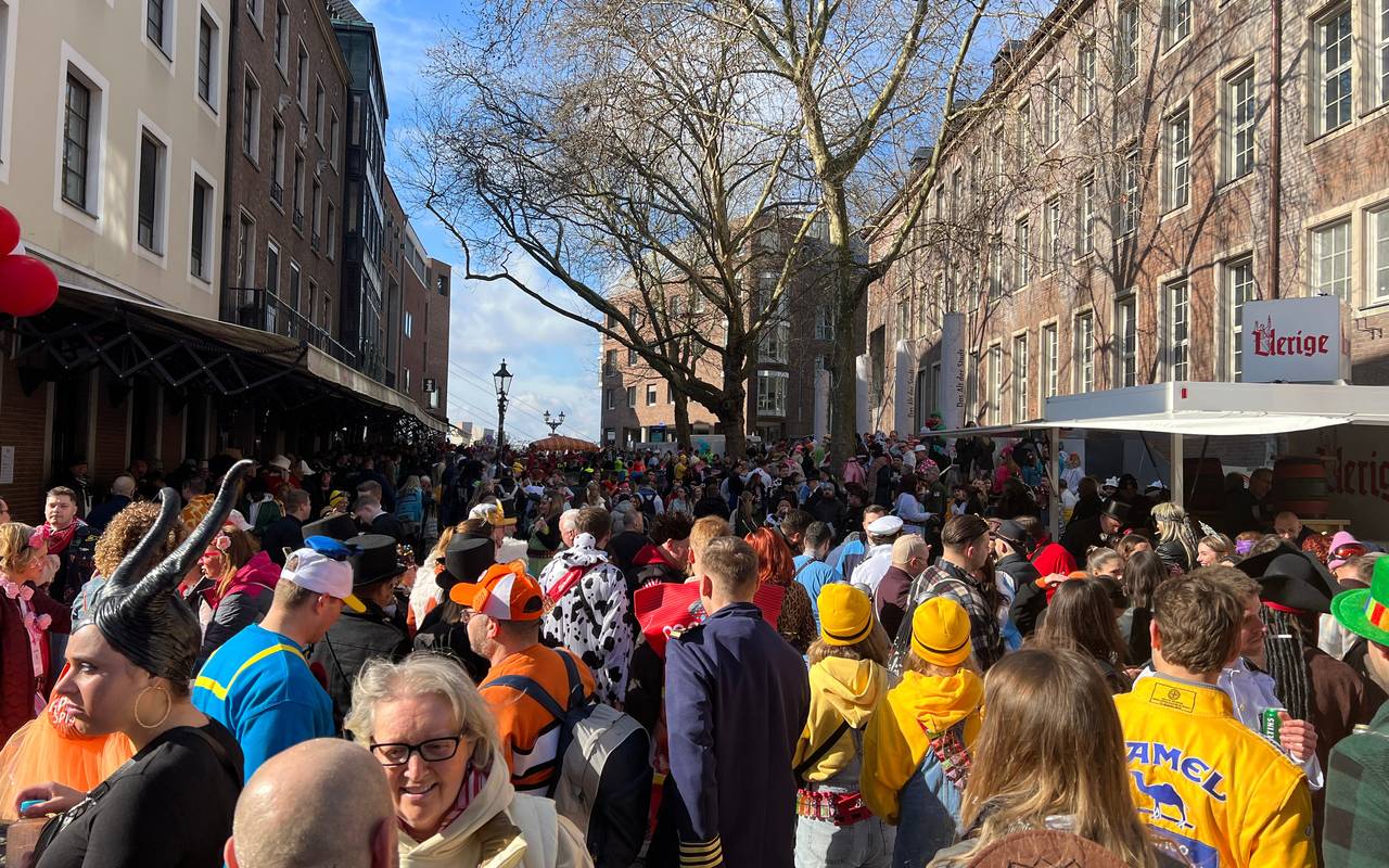 Auch rund um die Kneipen und Bars waren an Altweiber wieder viele verkleidete Menschen unterwegs