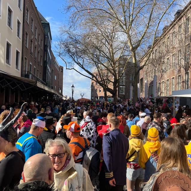 Auch rund um die Kneipen und Bars waren an Altweiber wieder viele verkleidete Menschen unterwegs