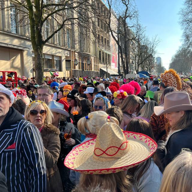 Das Kö-Treiben - auch dieses Jahr wieder ein beliebter Treffpunkt für tausende von Jecken