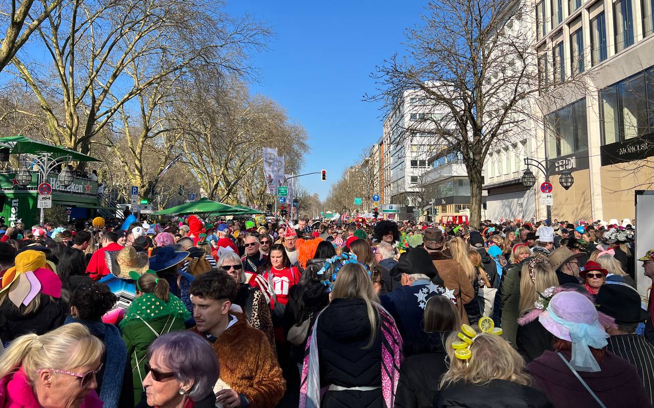 Tausende von Jecken kamen am Tulpensonntag zum Kö Treiben, um gemeinsam zu feiern.