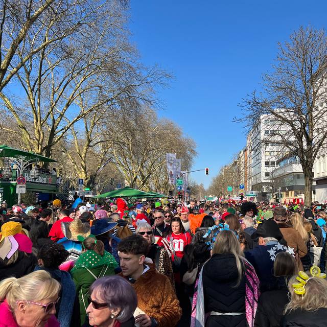Tausende von Jecken kamen am Tulpensonntag zum Kö Treiben, um gemeinsam zu feiern.