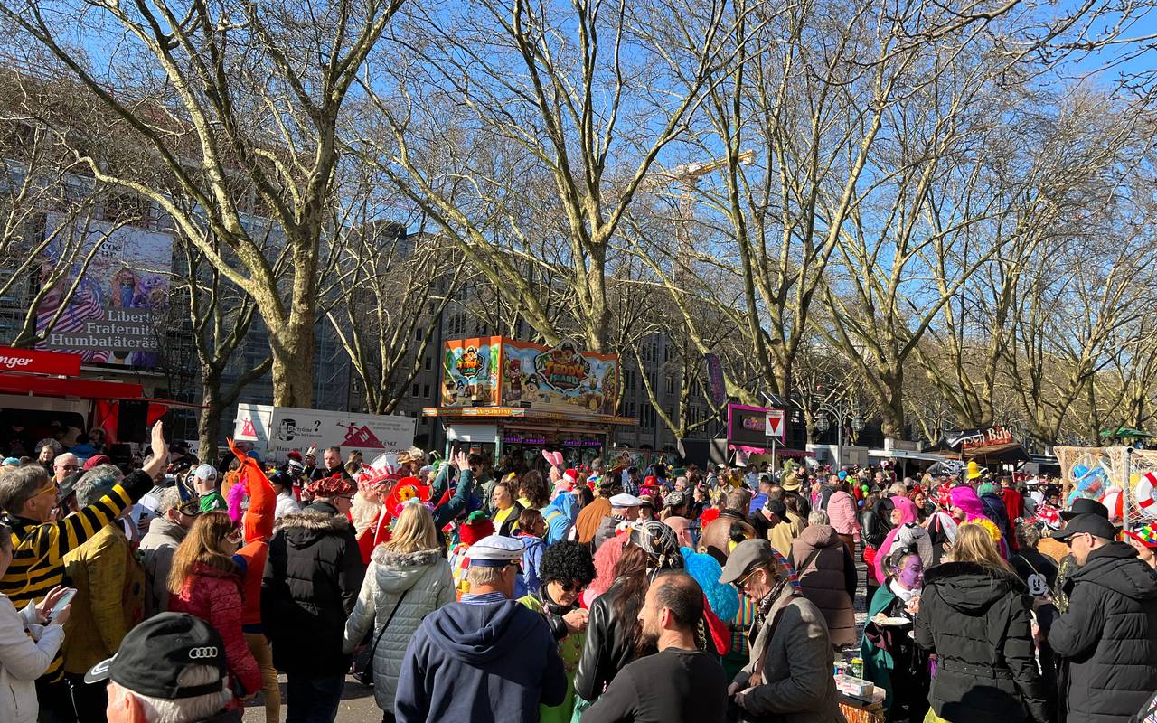 Viele verkleidetet Jecken feiern zusammen den Tulpen-Sonntag beim Kö Treiben