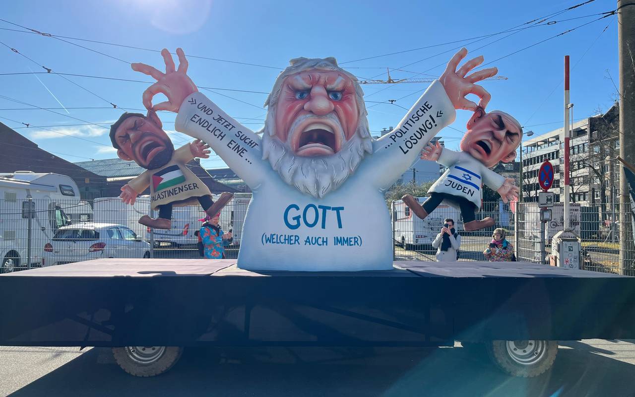 Mottowagen beim Karneval von Jacques Tilly, der ein Zeichen für Vielfalt setzen soll