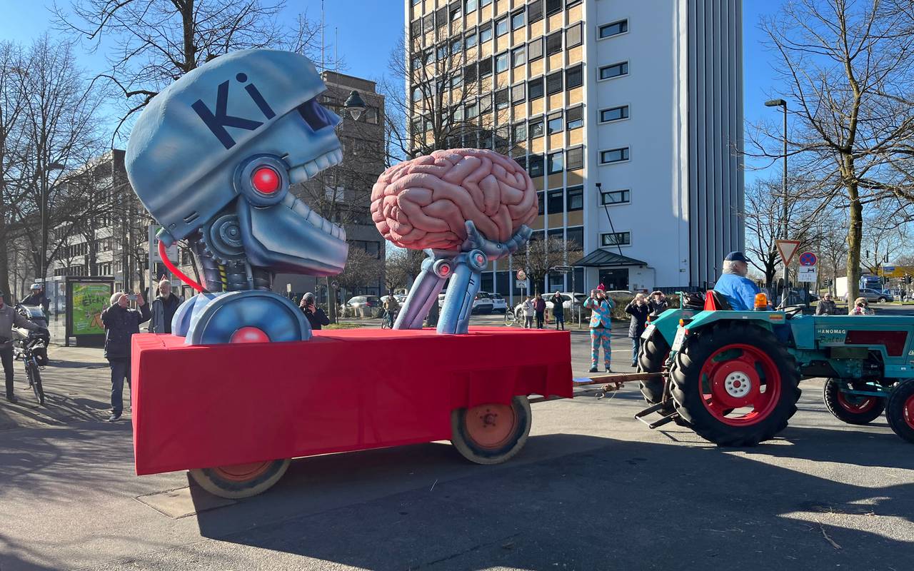 Mottowagen beim Karneval von Jacques Tilly, der darauf aufmerksam machen soll, was KI mit unseren Gehirnen anrichtet.