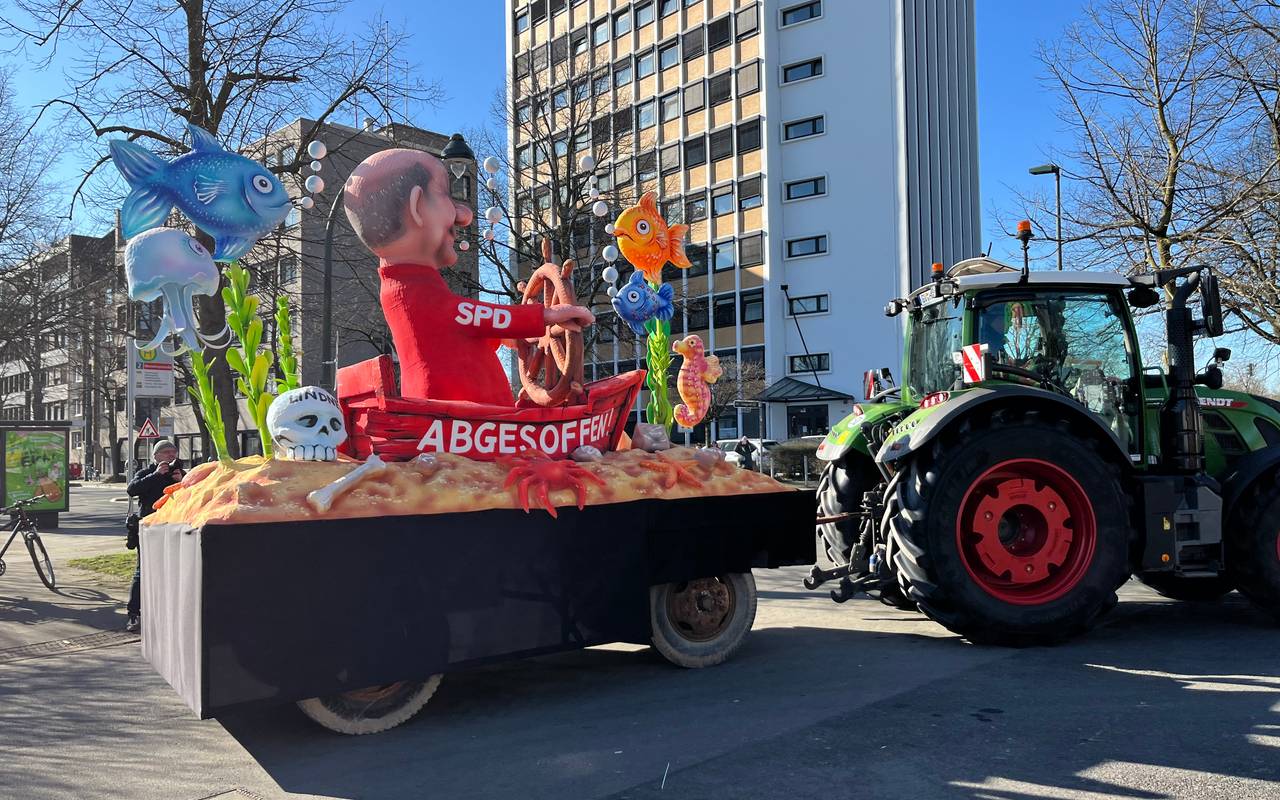 Mottowagen beim Karneval von Jacques Tilly, der das scheitern bzw. absaufen der SPD darstellt.