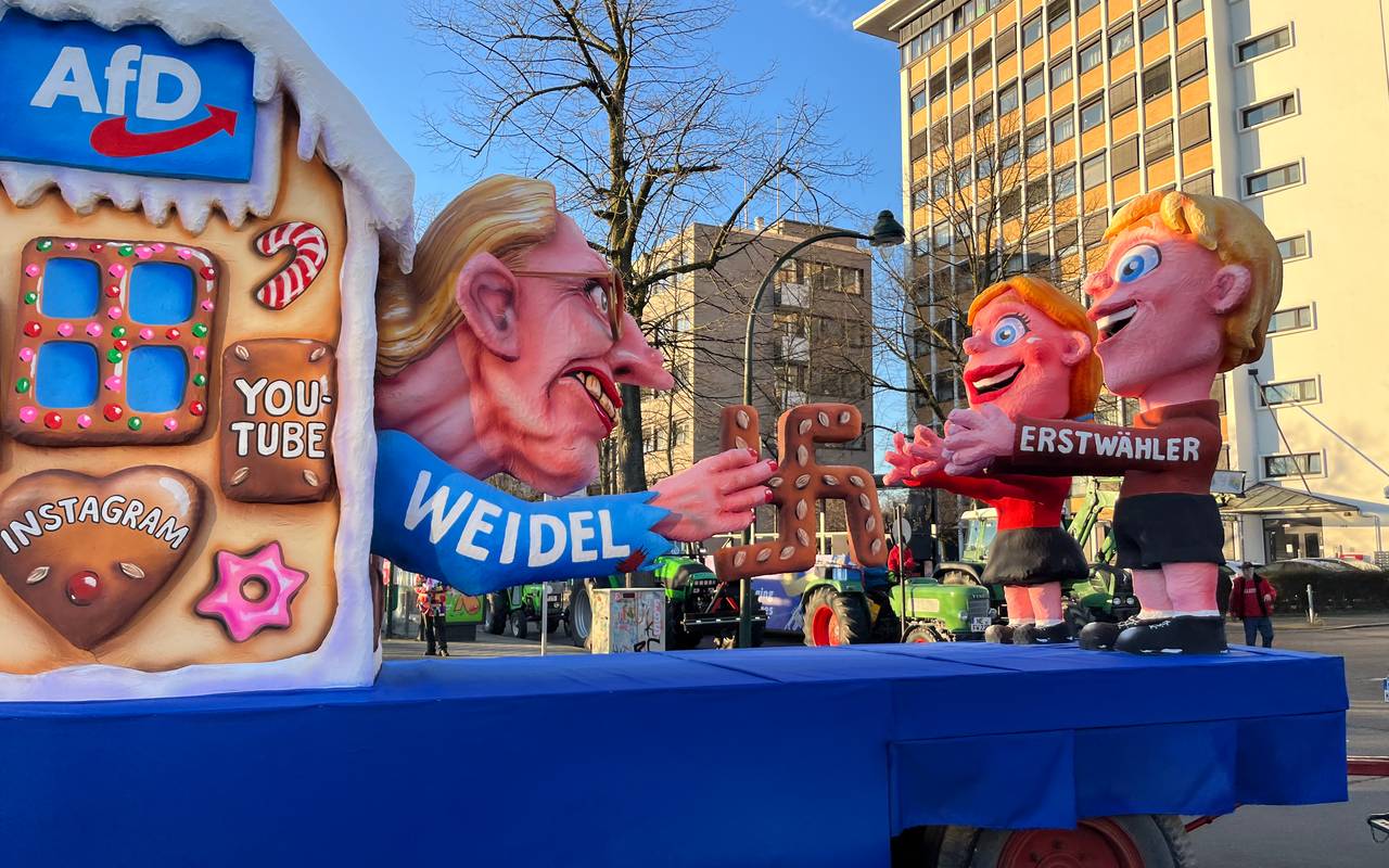 Mottowagen beim Karneval: Alice Weidel, die als Hexe Erstwählende in ihr Social-Media-Häuschen lockt.