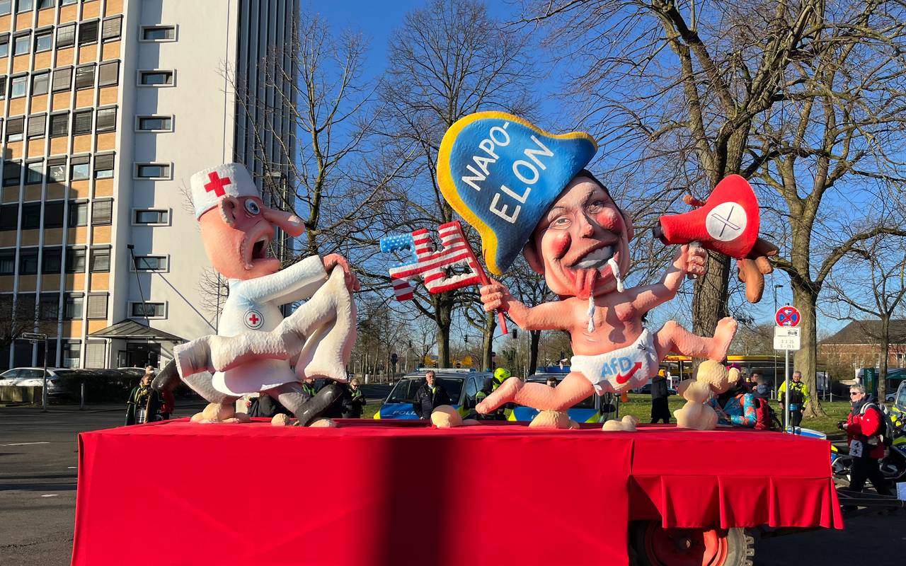 Mottowagen beim Karneval:  Elon Musk als Napolon in AfD-Windel wird von einem Arzt mit Zwangsjacke verfolgt.