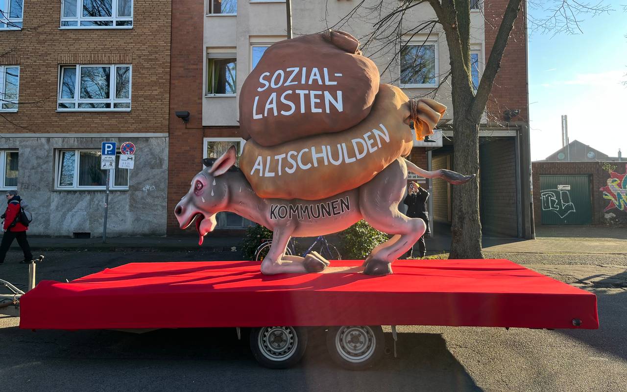 Mottowagen beim Karneval:  Die Kommunen als Esel werden von Altschulden und Soziallasten erdrückt.