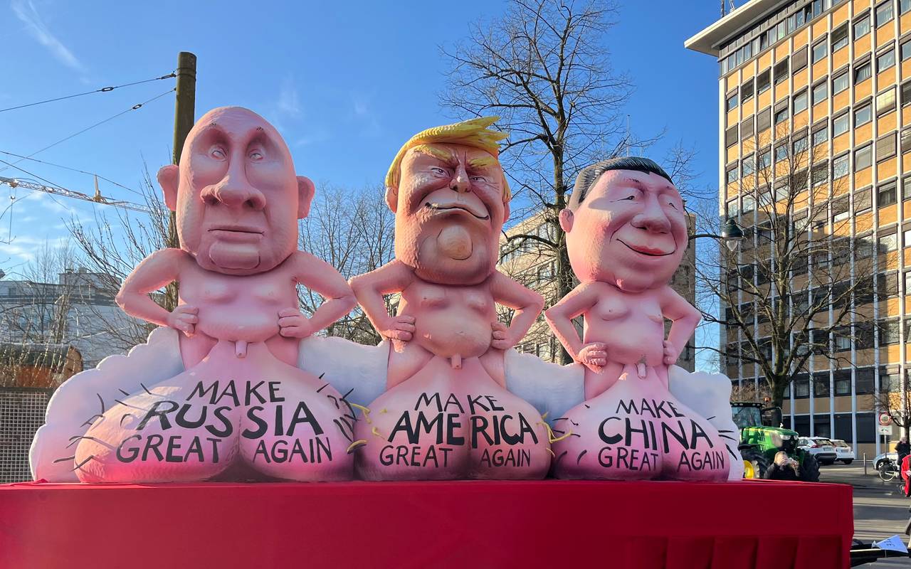 Mottowagen beim Karneval:  Putin,Trump, Xi Jinping nackt mit dicken Hoden.