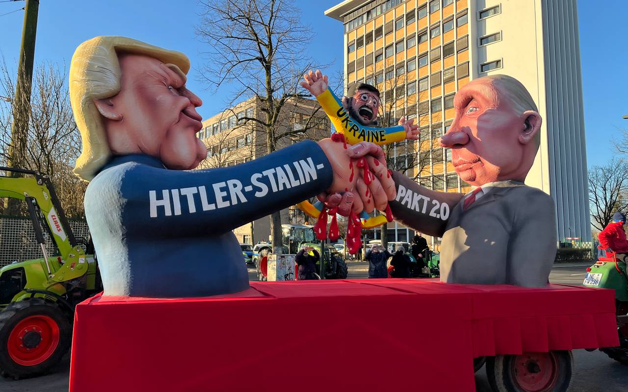 Mottowagen beim Karneval: Putin und Trump, die sich zum Hitler-Stalin-Pakt 2.0 die Handreichen und dabei die Ukraine zerquetschen.