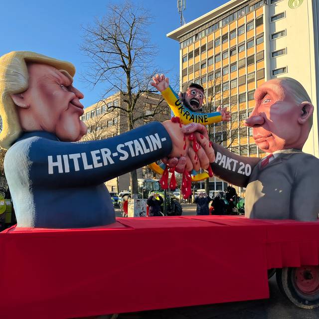 Mottowagen beim Karneval: Putin und Trump, die sich zum Hitler-Stalin-Pakt 2.0 die Handreichen und dabei die Ukraine zerquetschen.