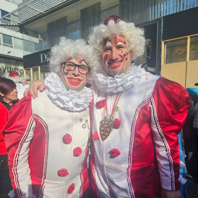 Unsere Nachrichtenredaktuere Philipp und Olli beim Kö-Treiben verkleidet als lustige Clowns.