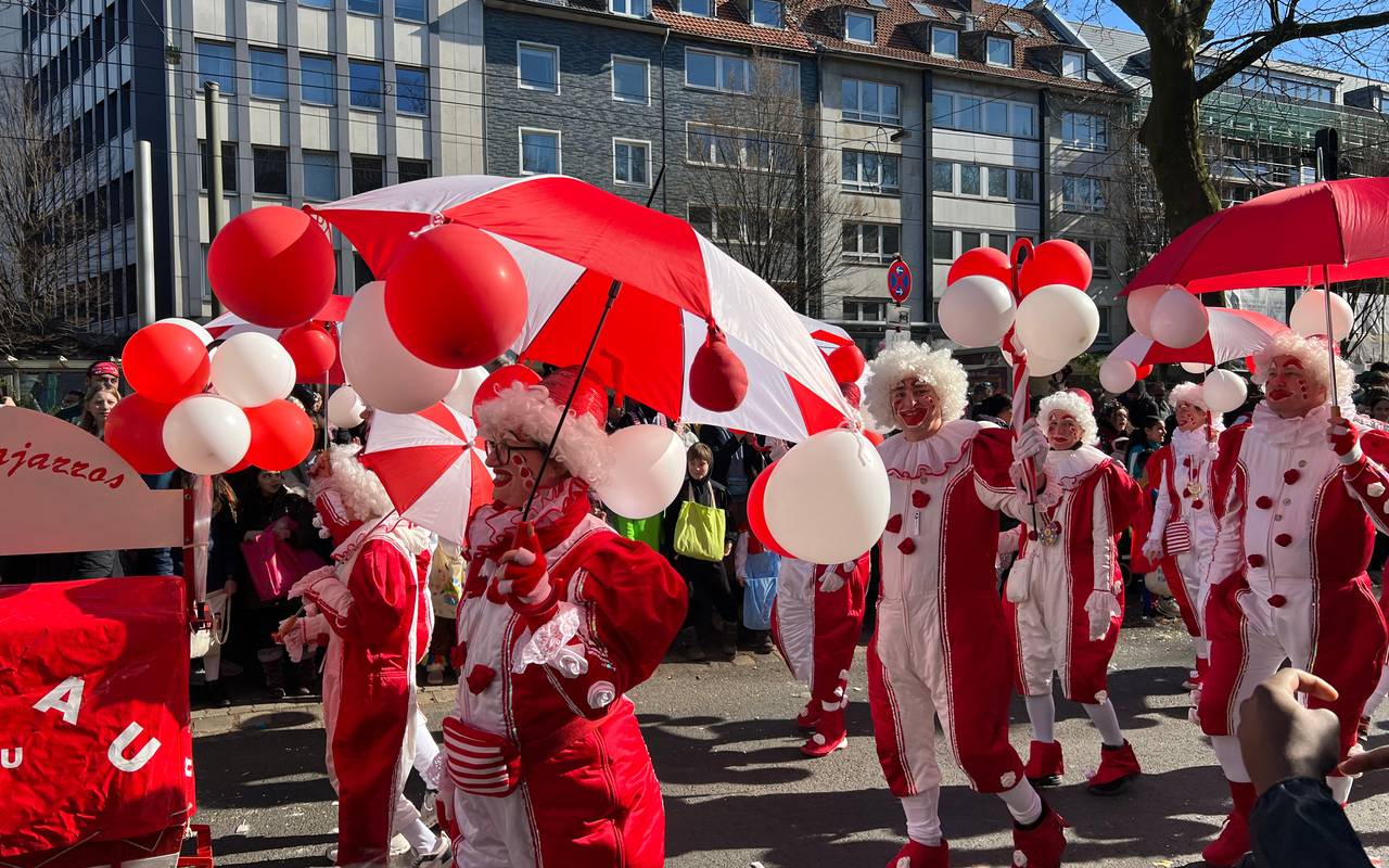 Auch Mitarbeiterinnen und Mitarbeiter von Antenne Düsseldorf waren in diesem Jahr beim Rosenmontagsumzug mit dabei.