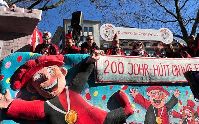 Ein Wagen auf dem Rosenmontagsumzug, der die Freude am Karneval darstellen soll.