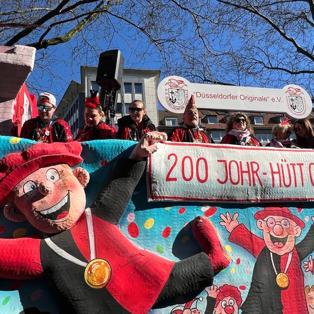 Ein Wagen auf dem Rosenmontagsumzug, der die Freude am Karneval darstellen soll.