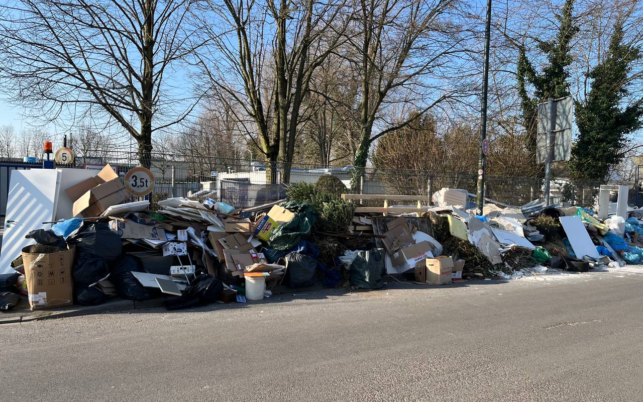 Illegal entsorgter Müll vor dem Recyclinghof in Flingern.