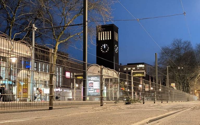 Der nächtliche Konrad-Adenauer Platz vor dem Hauptbahnhof. Die Straßen und Gleise sind auch wegen eines Streiks leer.