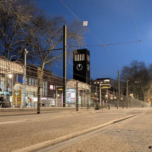 Der nächtliche Konrad-Adenauer Platz vor dem Hauptbahnhof. Die Straßen und Gleise sind auch wegen eines Streiks leer.