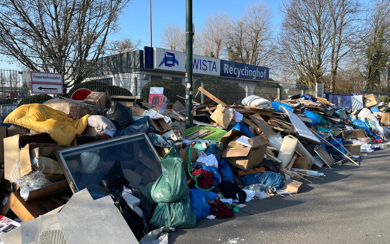 Illegal entsorgter Müll vor dem Recyclinghof in Flingern.