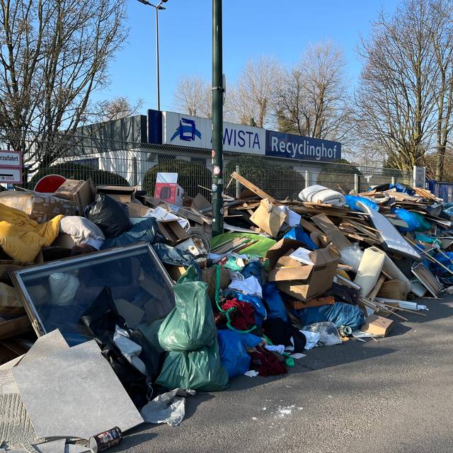 Illegal entsorgter Müll vor dem Recyclinghof in Flingern.