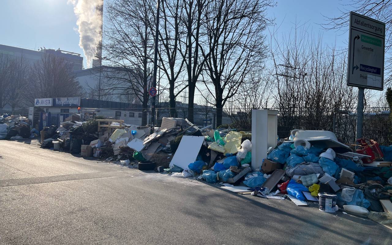 Illegal entsorgter Müll vor dem Recyclinghof in Flingern.