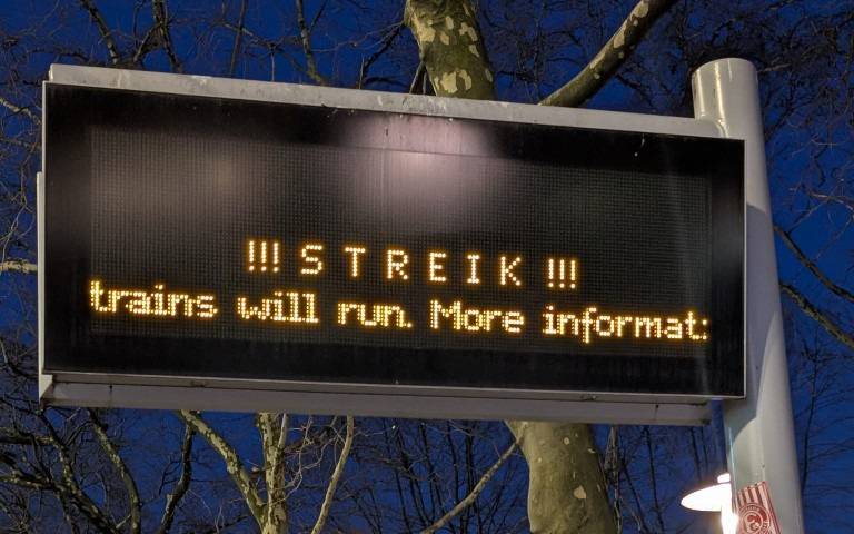 Ein Hinweisschild weist auf den Rheinbahn-Streik hin.