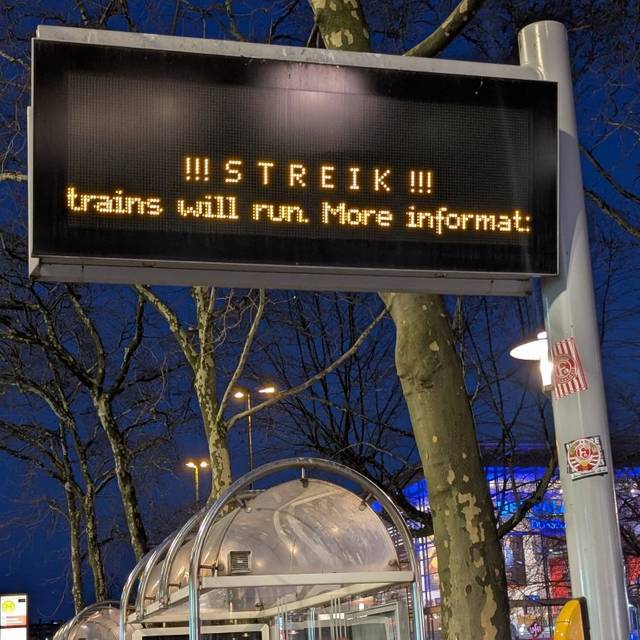 Ein Hinweisschild weist auf den Rheinbahn-Streik hin.
