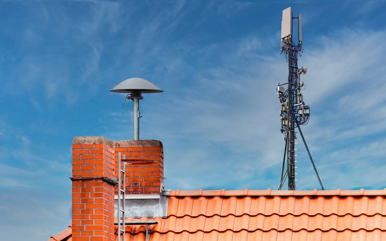 Alarmsirene auf einem Dach.