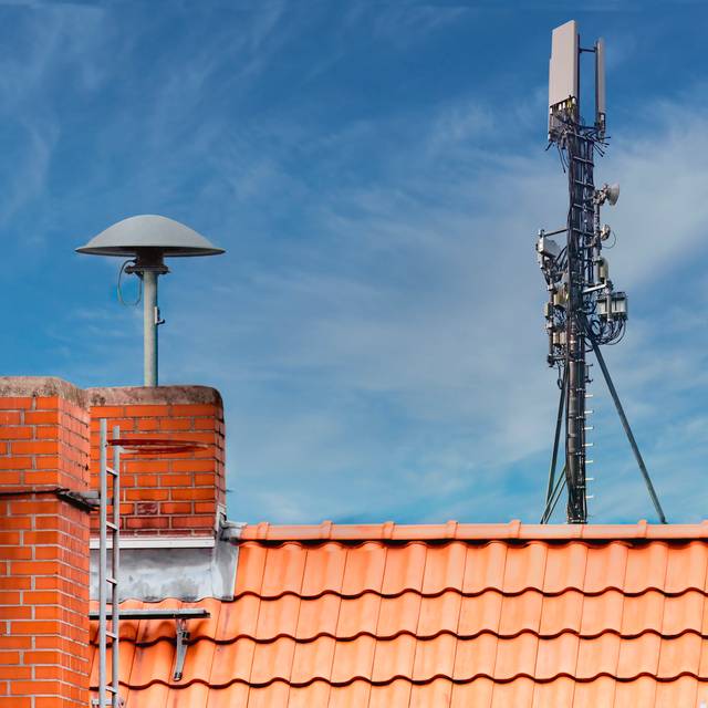 Alarmsirene auf einem Dach.