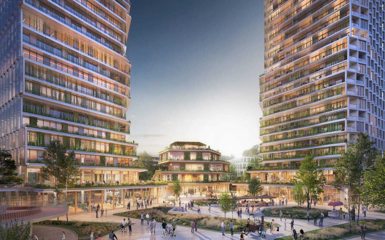 Zwei nebeneinander stehende, begrünte Hochhäuser. In der Mitte steht auf einer beleuchteten Plaza ein weiteres, kleineres Gebäude.