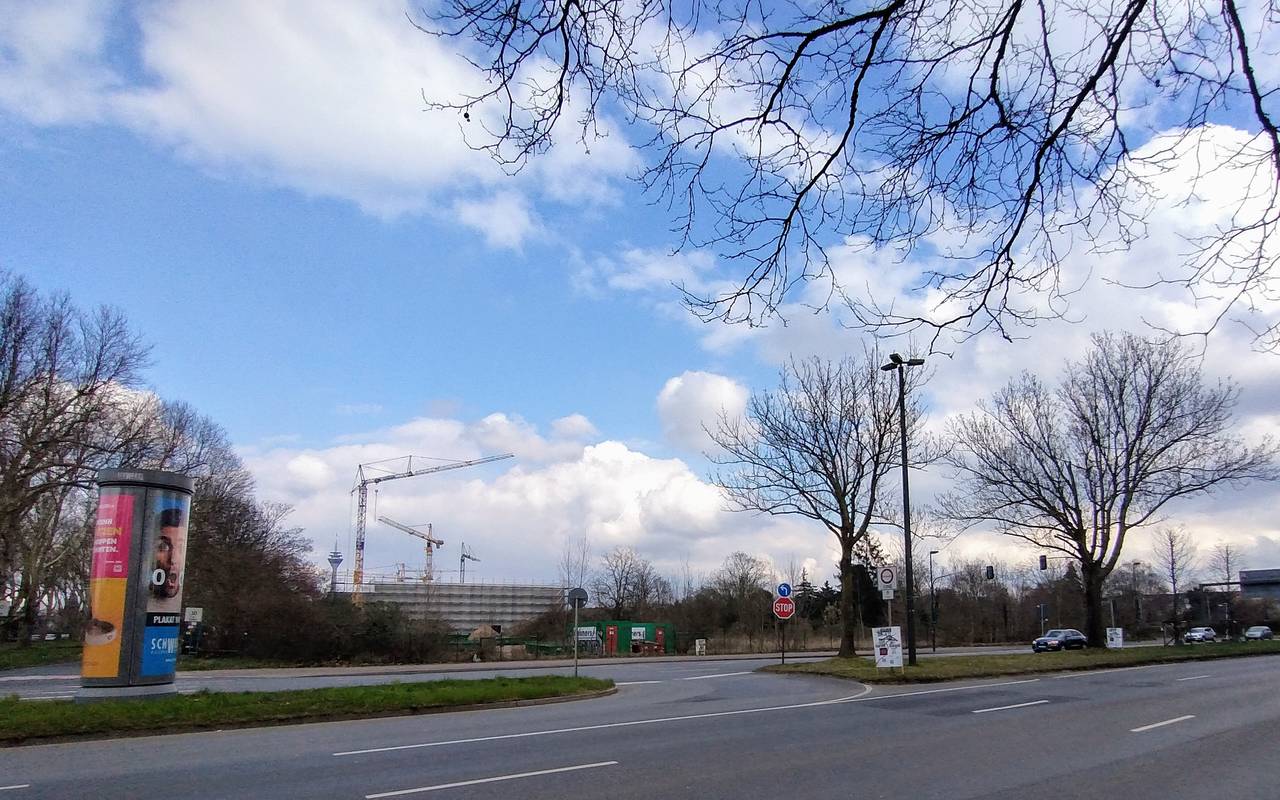 Kreuzung von Südring und Völklinger Straße. Hier könnte das "Meister-Quartier" für das Handwerk entstehen. Im Hintergrund drehen sich Kräne. Das Luisengymnasium und später auch Wohnungen werden hier ebenfalls gebaut.