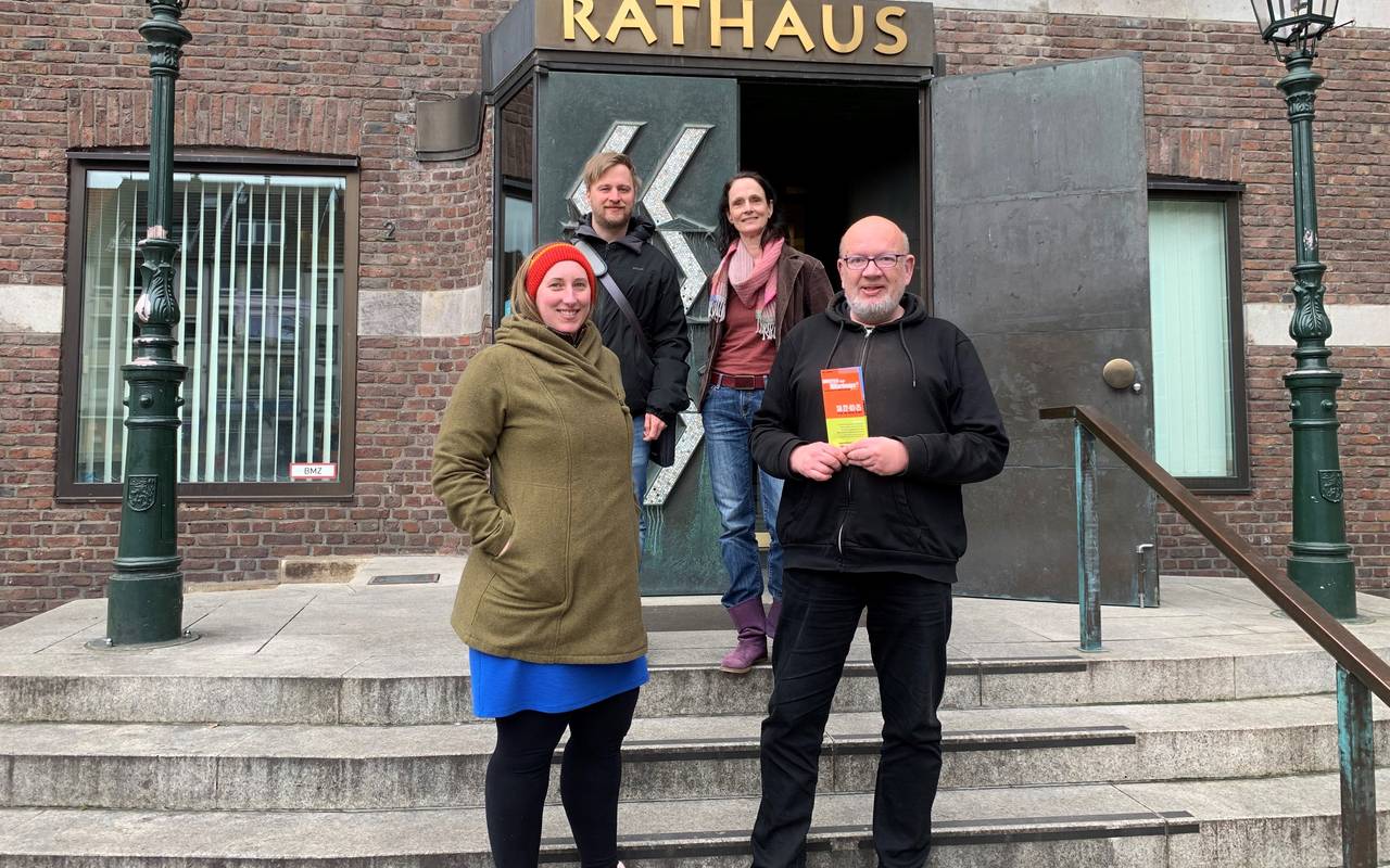 Politiker der Linken hier in Düsseldorf stehen vor dem Rathaus. Sie fordern einen Volksentscheid zur neuen Oper.