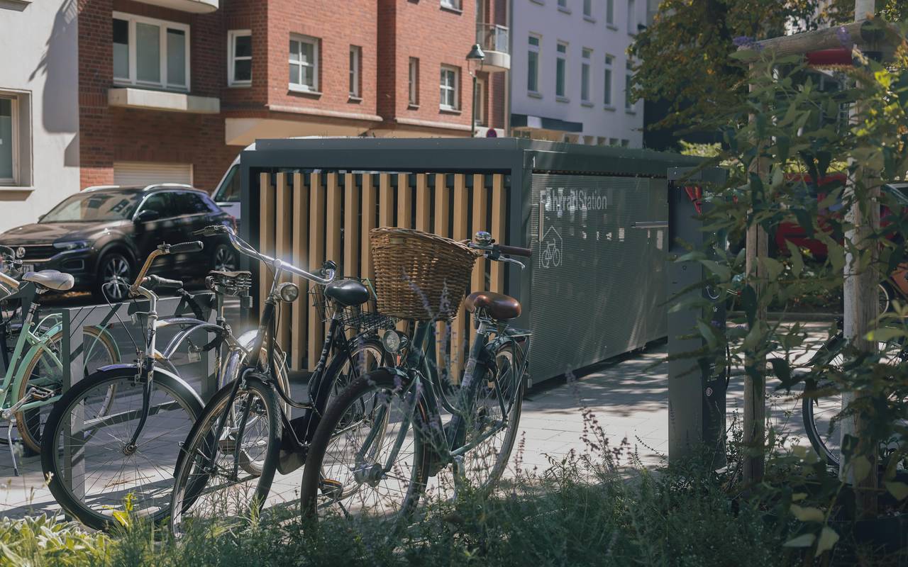 Fahrradstation am Horionplatz - im Vordergrund befinden sich einige an Ständern abgestellte Fahrräder.
