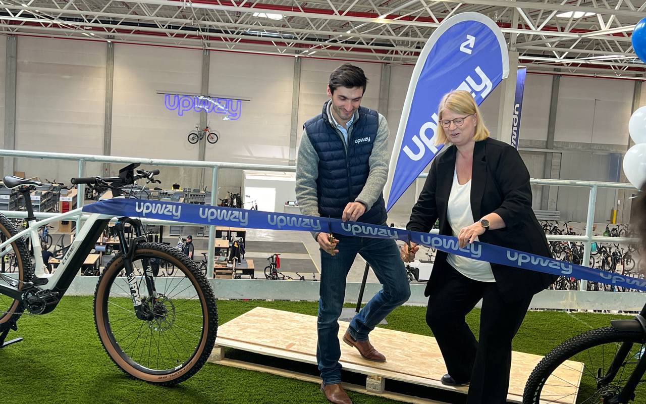 Toussaint Wattinne vom E-Bike Unternehmen Upway und Annette Klerks von der Stadt Düsseldorf eröffnen das neue UpCenter in Reisholz.