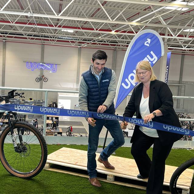 Toussaint Wattinne vom E-Bike Unternehmen Upway und Annette Klerks von der Stadt Düsseldorf eröffnen das neue UpCenter in Reisholz.