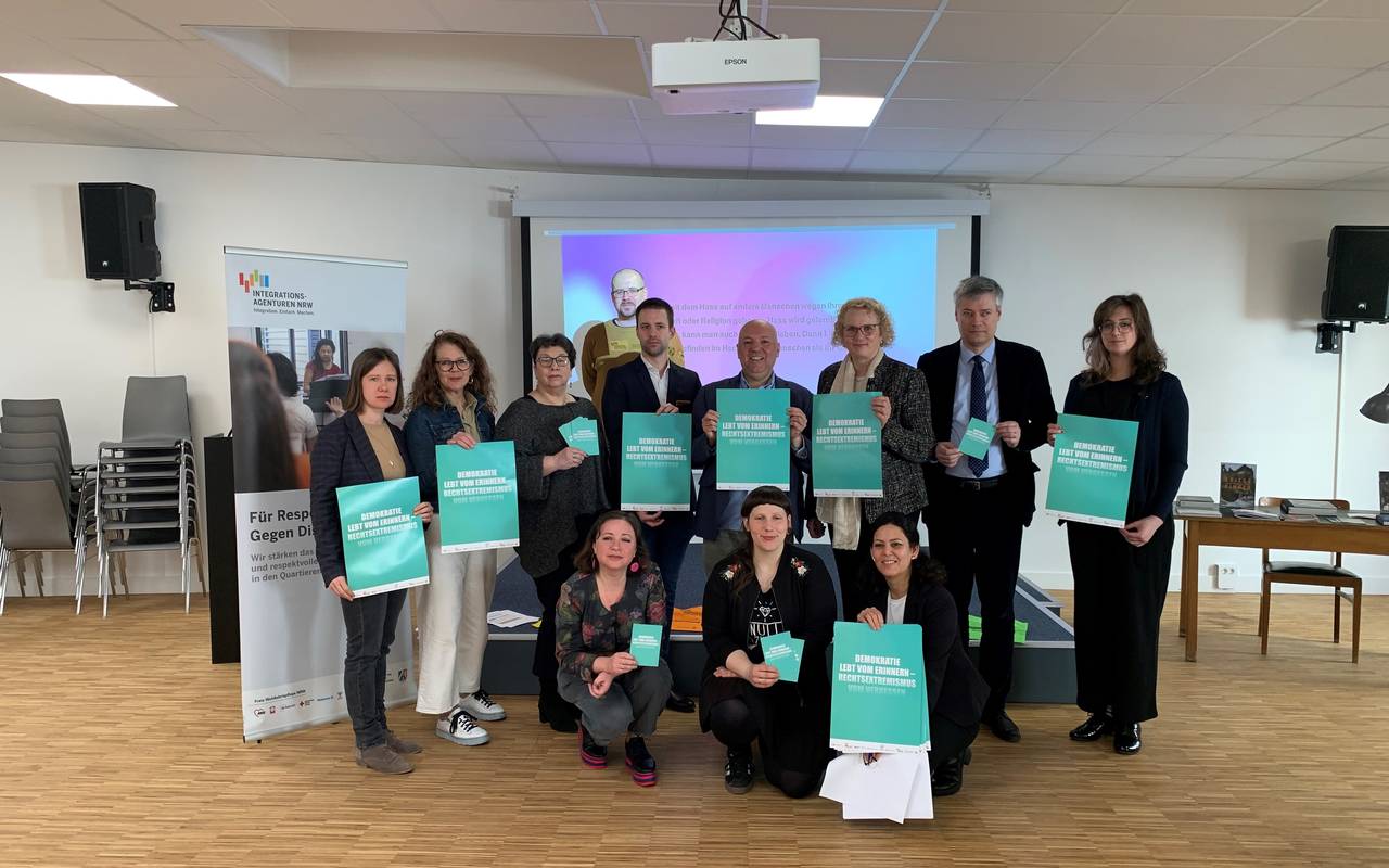 Vertreterinnen und Vertreter der Liga Wohlfahrt und des Netzwerks Düsseldorfer Integrationsagenturen bei der Vorstellung der neuen Plakataktion gegen Rassismus und Rechtsextremismus.