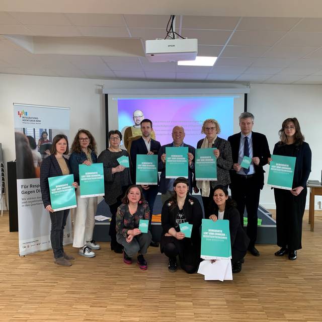 Vertreterinnen und Vertreter der Liga Wohlfahrt und des Netzwerks Düsseldorfer Integrationsagenturen bei der Vorstellung der neuen Plakataktion gegen Rassismus und Rechtsextremismus.