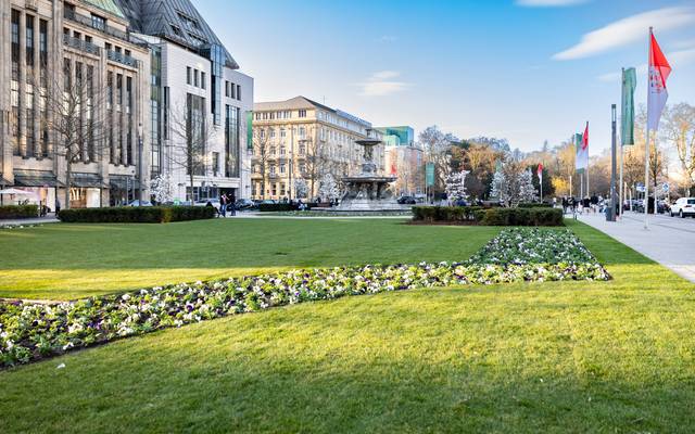 Blumenbepflanzung an der KÖ. Laufender Brunnen in der Mitte