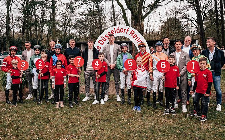 Teilnehmer und Fortuna-Paten beim Fortuna-Renntag auf der Rennbahn in Grafenberg.